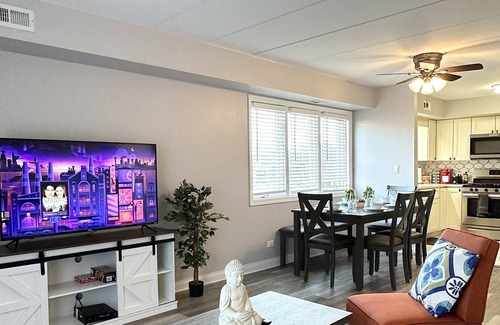 Hickory Hills Apartment | Luxury 2bdr&2bath/Fast WiFi/4KTVs/Free parking/Comfy beds/Getaway