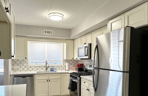 Hickory Hills Apartment | Luxury 2bdr&2bath/Fast WiFi/4KTVs/Free parking/Comfy beds/Getaway