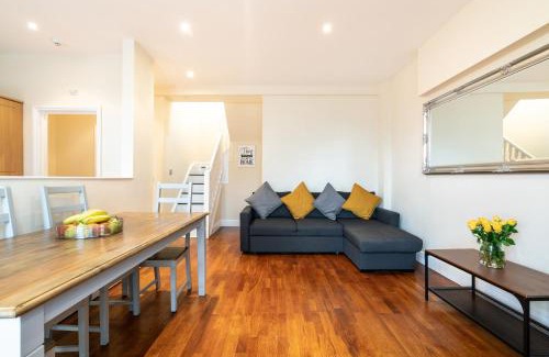 Bush Hill Park Apartment | Luxury 2BDR duplex apt, N London, 2 floors