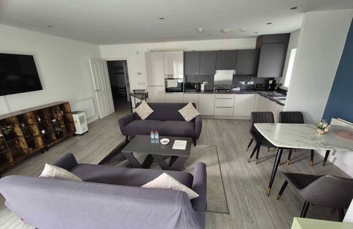 Brent Apartment | Luxury 2Bedroom - 2Bath - Prime Location - Patio