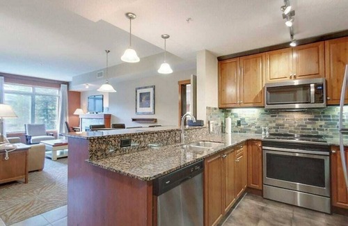 Cougar Creek Condo | Luxury 2BR/2Bath, sleeps 8 with Pool & Hot Tub