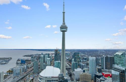 Toronto Entertainment District Apartment | Luxury 2Br Condo Entertainment District Downtown CN Tower View Balcony Pool & Hot Tub