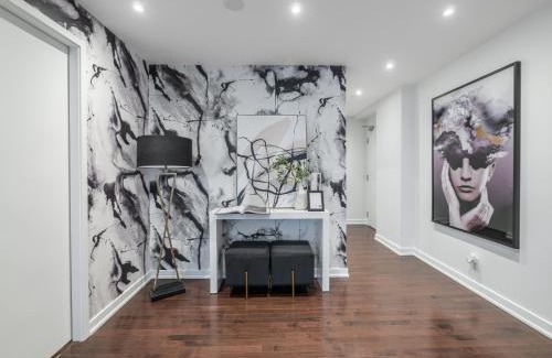 Toronto Entertainment District Apartment | Luxury 2Br Condo Entertainment District Downtown CN Tower View Balcony Pool & Hot Tub