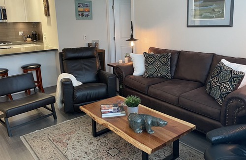 Lower Lonsdale Condo | Luxury 2BR+Den condo w/patio - Steps to Ocean, Shipyards/Lolo/Brewery Districts