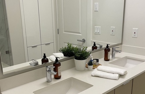 Lower Lonsdale Condo | Luxury 2BR+Den condo w/patio - Steps to Ocean, Shipyards/Lolo/Brewery Districts