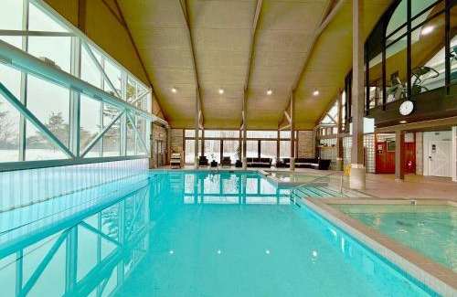 Oro-Medonte Apartment | Luxury 2BR King Condo with Pool & Spa Access