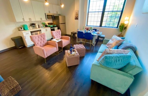 Newark Apartment | ⭐️Luxury 2BR LOFT W/King BD near NYC & 🇺🇸Dream Mall🛍