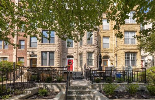 Columbia Heights Apartment | Luxury 2BR & Parking in Heart of DC - Steps to Metro