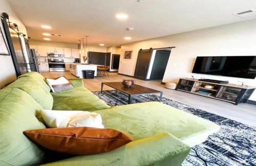 Louisville Apartment | Luxury 2BR Skyline Views Near Downtown Louisville