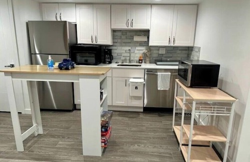 Crown Hill House | Luxury 2br1ba w/Hot tub, patio, crib & vanity