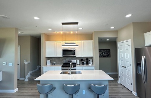 Austin House | Luxury 2S Condo Hot Tub Gym Pool Airport