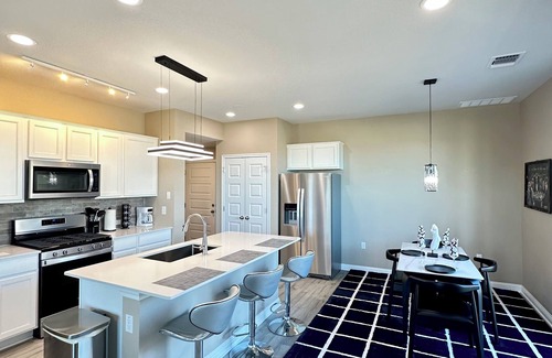 Austin House | Luxury 2S Condo Hot Tub Gym Pool Airport