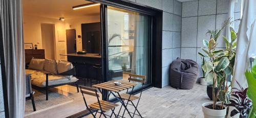 Haifa Apartment | Luxury 3&4 Bedroom new apartments - close to the Beach & Bahai Gardens