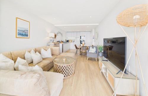 Maenporth Apartment | Luxury 3-bed apartment, with direct beach access, free parking & sea views !