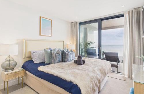 Maenporth Apartment | Luxury 3-bed apartment, with direct beach access, free parking & sea views !