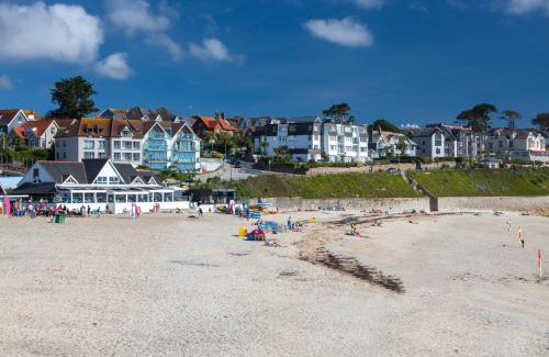 Maenporth Apartment | Luxury 3-bed apartment, with direct beach access, free parking & sea views !
