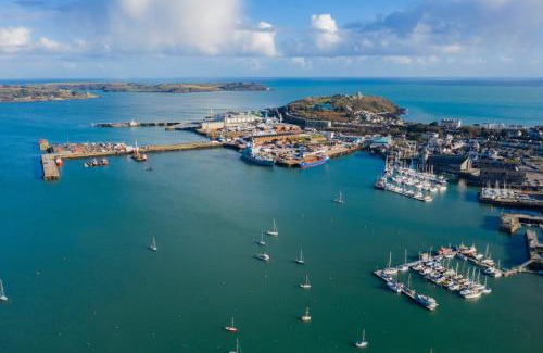 Maenporth Apartment | Luxury 3-bed apartment, with direct beach access, free parking & sea views !