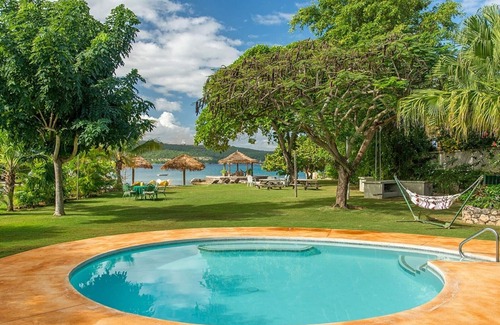 Discovery Bay Villa | Luxury 3 Bed Beach Villa in Discovery Bay - Fully Staffed