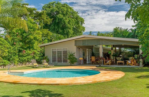 Discovery Bay Villa | Luxury 3 Bed Beach Villa in Discovery Bay - Fully Staffed