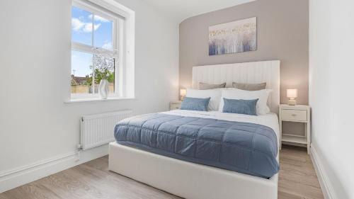 Cirencester Apartment | Luxury 3-Bed Cirencester Apartment with garden, parking and EV charger