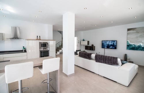 Puerto del Carmen Villa | Luxury 3 bed, 2 bath villa in central Puerto del Carmen with free WiFi & Air Con