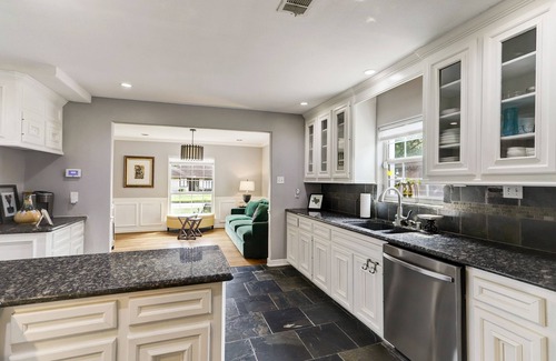 MacGregor House | Luxury 3-Bed Home & Edible Garden - 5 minutes from med center, nightlife & MORE!