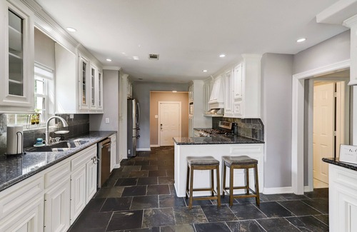 MacGregor House | Luxury 3-Bed Home & Edible Garden - 5 minutes from med center, nightlife & MORE!