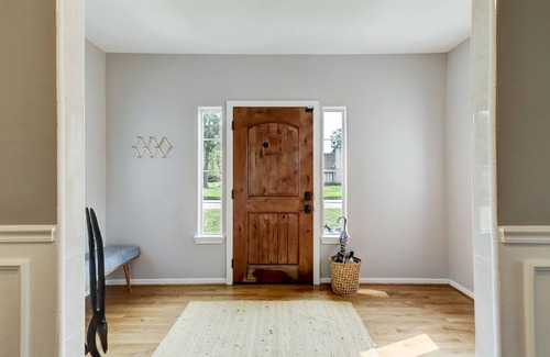 MacGregor House | Luxury 3-Bed Home & Edible Garden - 5 minutes from med center, nightlife & MORE!