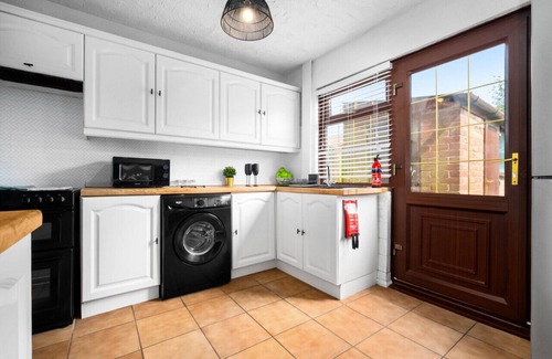 Walsall House | Luxury 3 Bed House - Garden - Parking