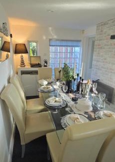 Chester House | Luxury 3-Bed w- garden & game Room 5 mins from Chester