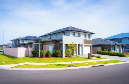 Gledswood Hills Villa | Luxury 3-Bedroom Unit - Sleeps 6 Guests
