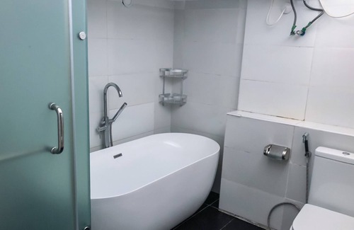 Ofin Apartment | Luxury 3-bedroom with skyline view, bathtub & pool