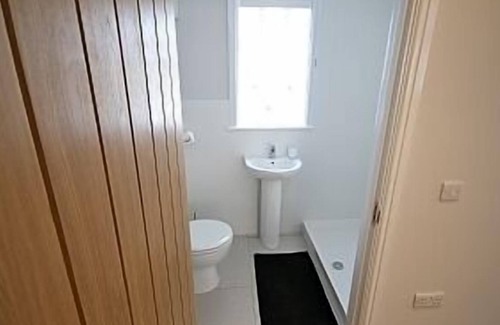 Sandown House | Luxury 3 Bedroom 2 Bathroom home, Close To Beaches,Parking for 1 car