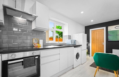 Edgbaston Apartment | Luxury 3 Bedroom Apartment- Terrace