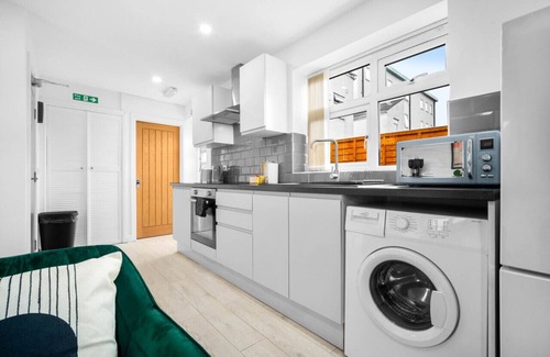 Edgbaston Apartment | Luxury 3 Bedroom Apartment- Terrace