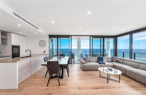 Burleigh Heads Apartment | Luxury 3 Bedroom Ocean View Apartment