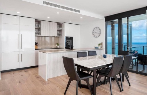 Burleigh Heads Apartment | Luxury 3 Bedroom Ocean View Apartment