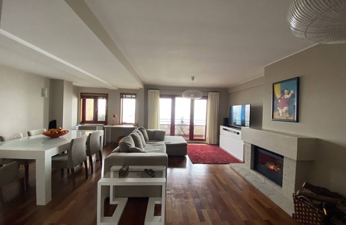 Aldoar Apartment | Luxury 3 bedroom beach front flat