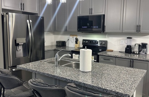 Wasaga Beach House | LUXURY 3 BEDROOM RETREAT IN WASAGA BEACH 15MIN DRIVE TO MANY AMENITIES!