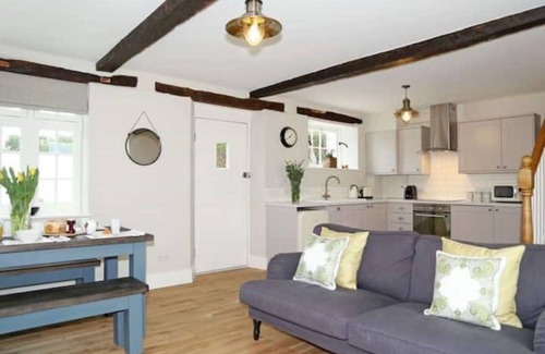Twyford Cottage | Luxury 3 Bedroom Cottage (Sleeps 7) Nr Winchester