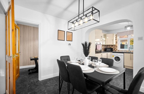 Seisdon House | Luxury 3 Bedroom House - Parking - Garden
