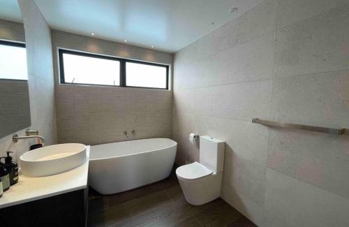 Saint Albans House | Luxury 3 Bedroom Home With Double Garage