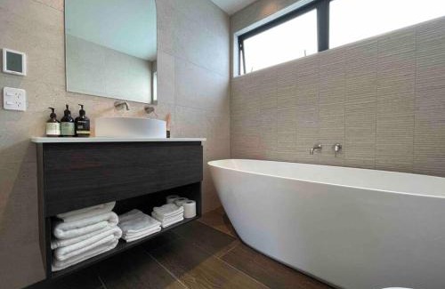 Saint Albans House | Luxury 3 Bedroom Home With Double Garage