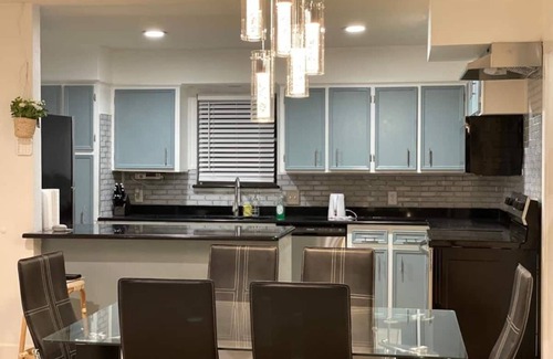 Irving House | Luxury 3 Bedroom Home Minutes From DFW and Dallas Love Field Airports