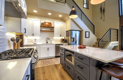 Red Lodge Apartment | Luxury 3 Bedroom home with Sauna