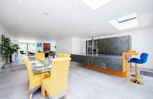 St Albans House | Luxury 3-Bedroom House, Outhouse & Large Garden