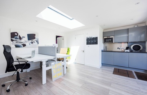 St Albans House | Luxury 3-Bedroom House, Outhouse & Large Garden