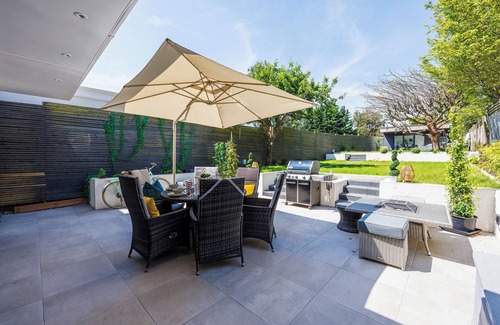 St Albans House | Luxury 3-Bedroom House, Outhouse & Large Garden