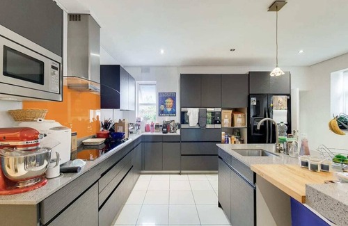 Ealing Common House | Luxury 3-bedroom House 3 minutes from Tube station