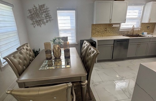 Detroit House | Luxury 3-bedroom Smart Home with jetted tub